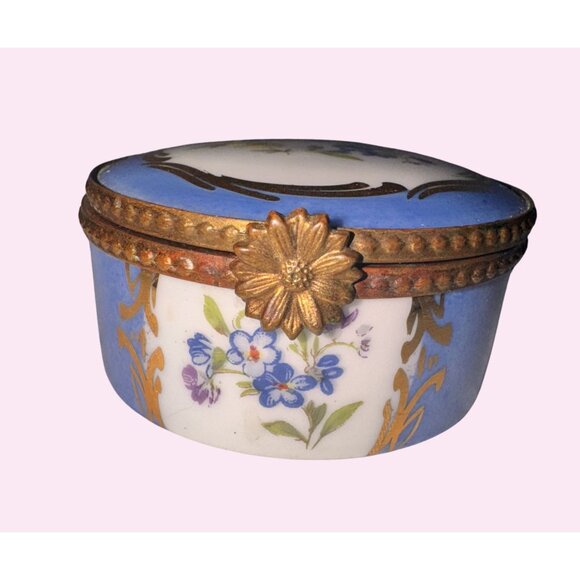 Limoges France Ceramic Trinket Box With Floral Design & Gold Accents - Picture 2 of 10